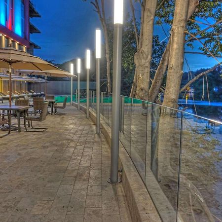 Radisson Hotel Guayaquil Luaran gambar The Riverfront at the Riverbank State Park