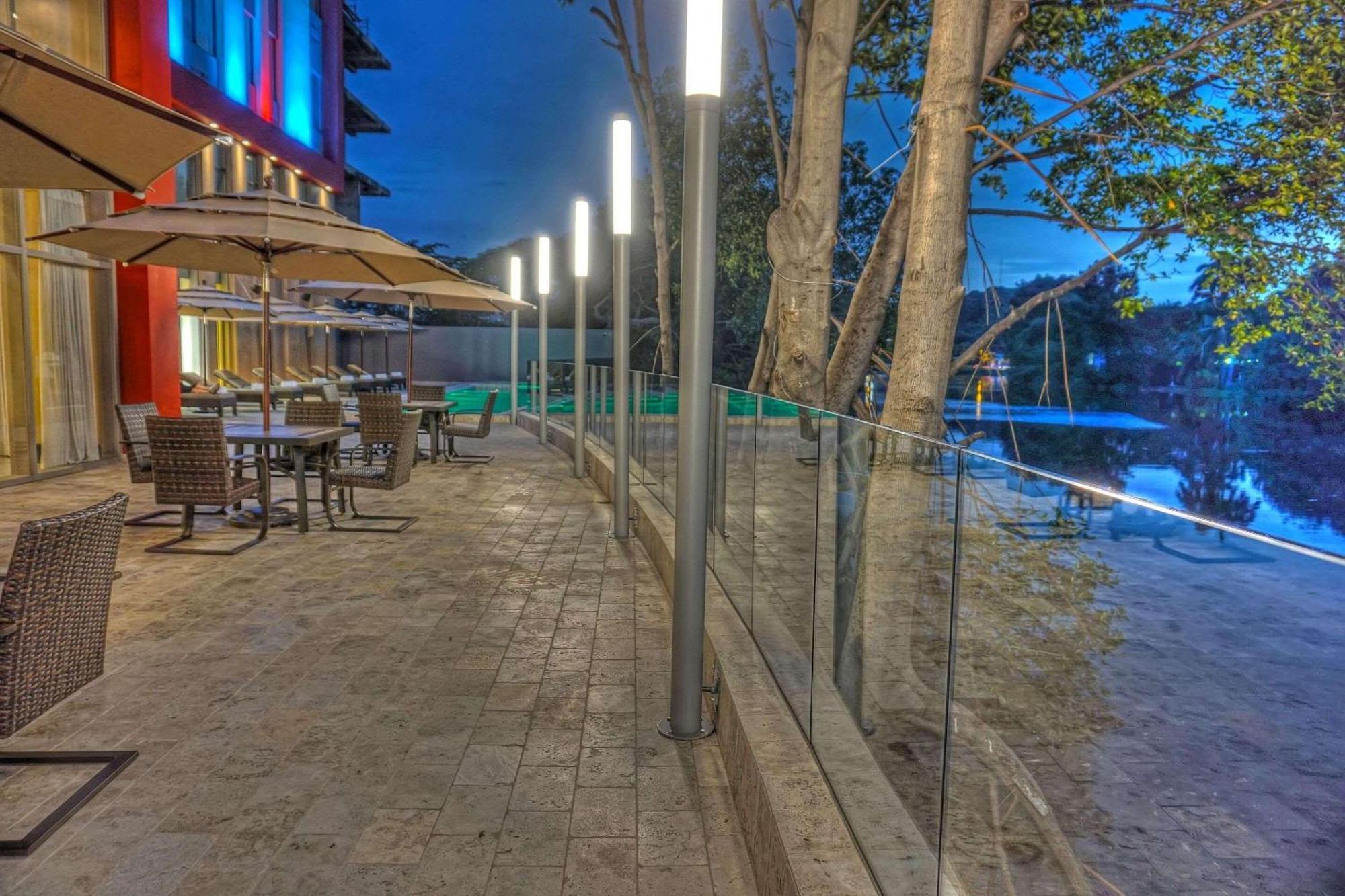Radisson Hotel Guayaquil Luaran gambar The Riverfront at the Riverbank State Park