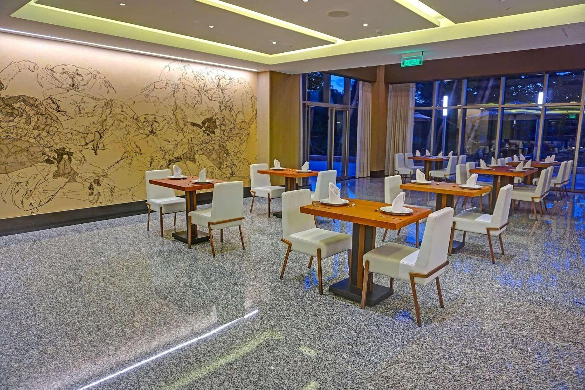 Radisson Hotel Guayaquil Luaran gambar The interior of the lounge