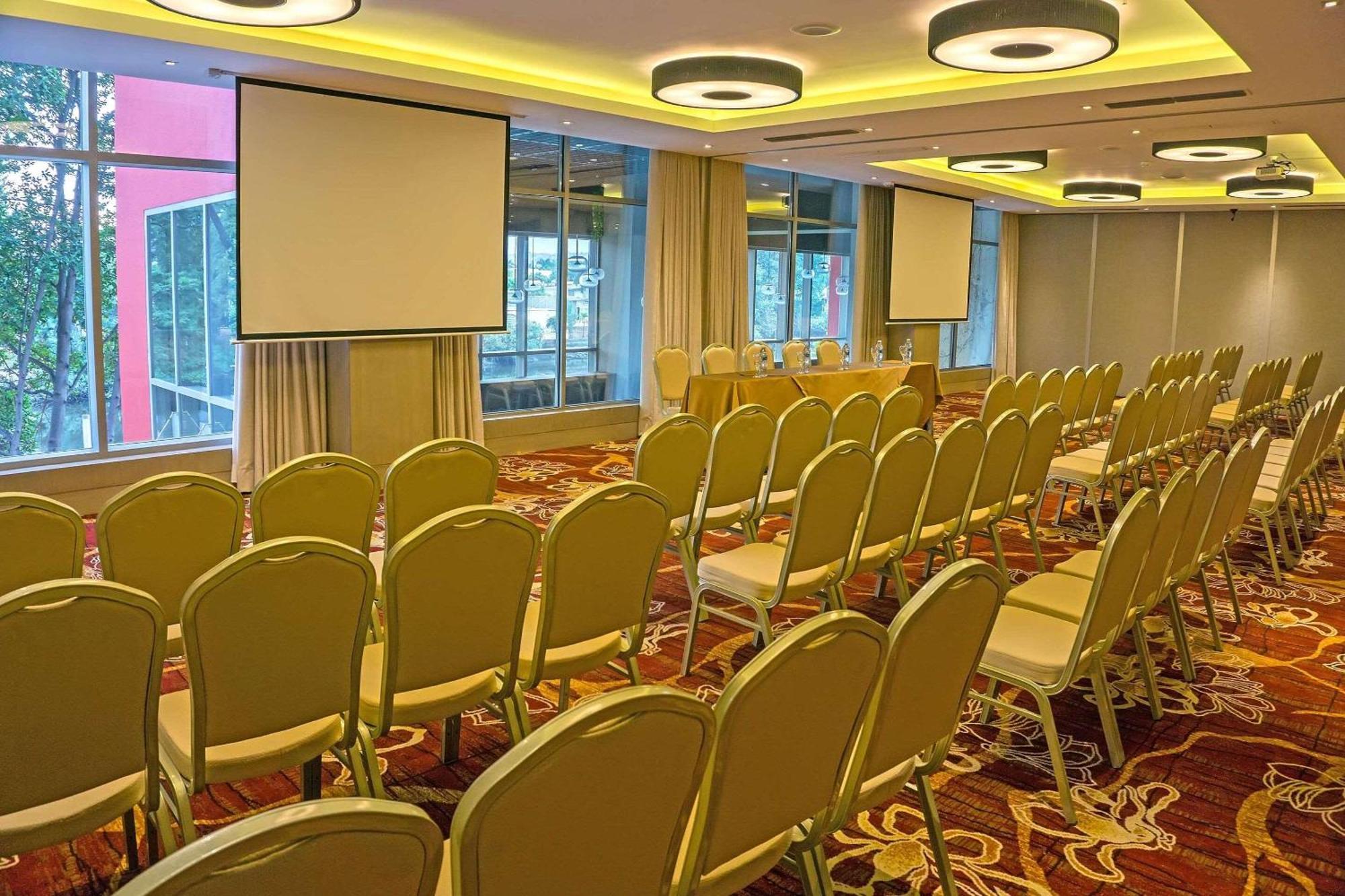 Radisson Hotel Guayaquil Luaran gambar Meeting room