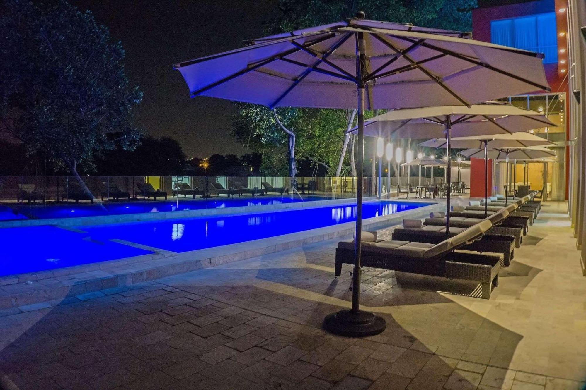 Radisson Hotel Guayaquil Luaran gambar The pool at the hotel